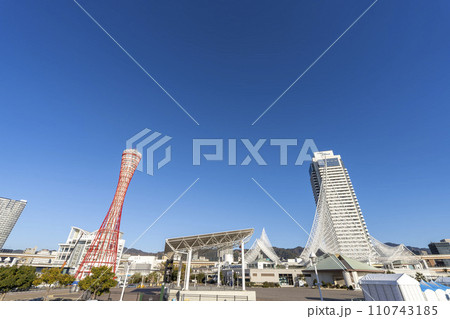 青空と早朝の神戸ポートタワー 兵庫県神戸市 青空と早朝の神戸ポートタワー 兵庫県神戸市 110743185