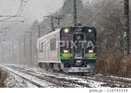雪の中苫小牧を目指す室蘭本線普通列車　737系　室蘭線　普通列車　普通電車 110743359
