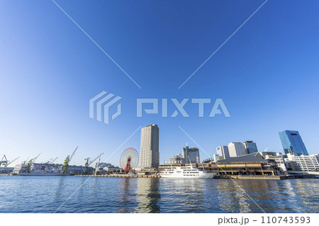 早朝のメリケンパーク側から見た神戸ハーバーランド方面　兵庫県神戸市 110743593