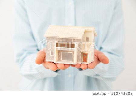 戸建ての住宅模型を持つミドル女性 110743808