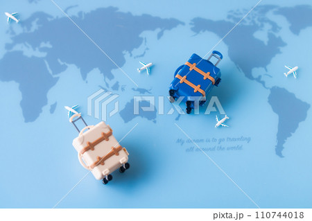 ツーリズム・世界地図とスーツケース 110744018