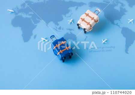 ツーリズム・世界地図とスーツケース 110744020
