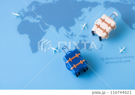 ツーリズム・世界地図とスーツケース 110744021