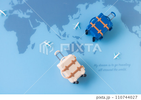 ツーリズム・世界地図とスーツケース 110744027