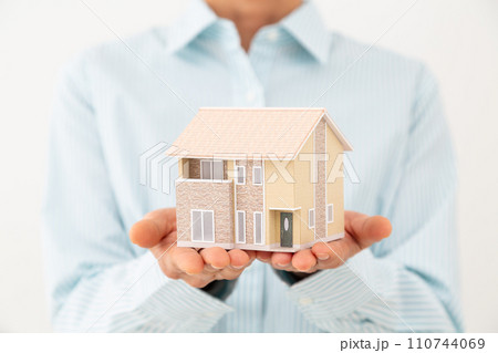 戸建ての住宅模型を持つミドル女性 110744069