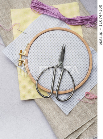 Embroidery hoop, fabric, thread and other accessories 110744100