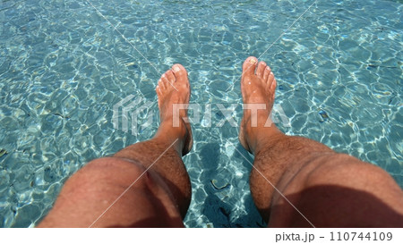 Relaxation on the reflections of the sea water during a sunny day. 110744109