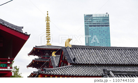 大阪市　聖徳太子創建の四天王寺の境内から見える五重塔とあべのハルカス　1778 110744310