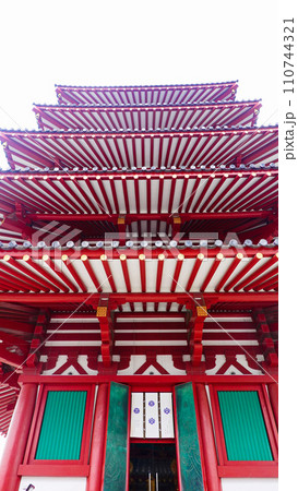 大阪市　聖徳太子創建の四天王寺の五重塔(縦構図)　1800 110744321