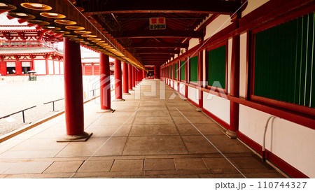 大阪市 聖徳太子創建の四天王寺の伽藍の回廊(金堂側) 1834 大阪市 聖徳太子創建の四天王寺の伽藍の回廊(金堂側) 1834 110744327