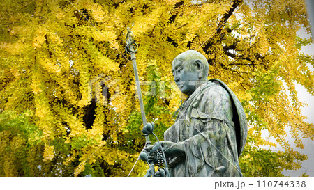 大阪市　紅葉のイチョウの前に立つ聖徳太子創建の四天王寺の弘法大師千躰像　1864 110744338