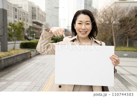 冬の西新宿でホワイトボードを持つ女性 110744383