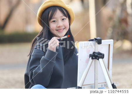 絵を描く女の子 110744555