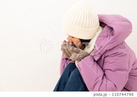 冬服姿で寒がるミドル女性 冬服姿で寒がるミドル女性 110744798