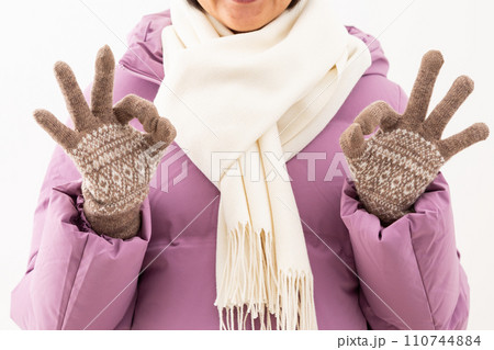 冬服姿で丸サインをするミドル女性 110744884