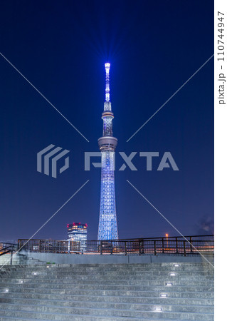 「東京都」隅田公園からライツアップした東京スカイツリーを望む 「東京都」隅田公園からライツアップした東京スカイツリーを望む 110744947