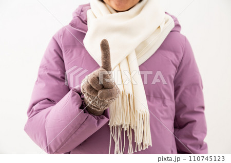 冬服姿で人差し指を立てるミドル女性 冬服姿で人差し指を立てるミドル女性 110745123