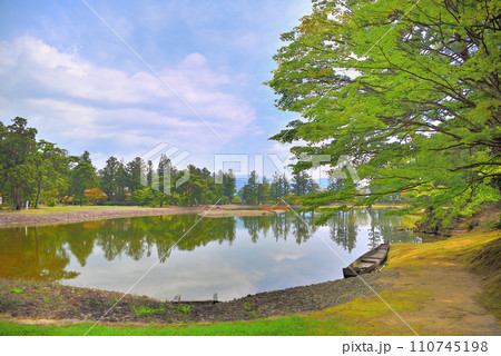 東北・平泉・毛越寺浄土庭園・開山堂側から眺める大泉が池・岩手県平泉町(2) 110745198