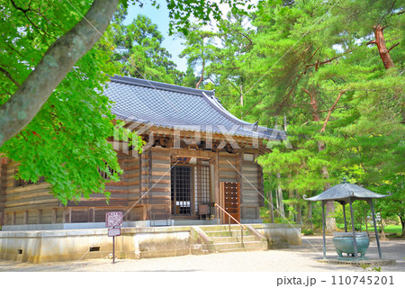 東北・平泉・毛越寺浄土庭園・新緑の開山堂、歴史を感じさせるお堂・岩手県平泉町(1) 東北・平泉・毛越寺浄土庭園・新緑の開山堂、歴史を感じさせるお堂・岩手県平泉町(1) 110745201