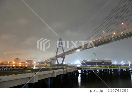 雨の日の夜景 雨の日の夜景 110745292