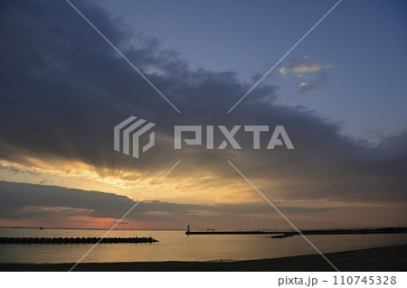 日の出の風景 110745328