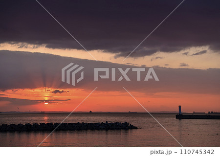 日の出の風景 110745342