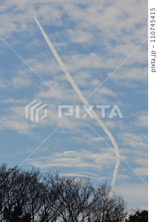 飛行機雲（荒川右岸／埼玉県深谷市） 110745415