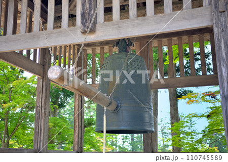東北・平泉・毛越寺浄土庭園・常光堂の付近、美しい音色を奏でると言われる鐘楼堂・岩手県平泉町(2) 東北・平泉・毛越寺浄土庭園・常光堂の付近、美しい音色を奏でると言われる鐘楼堂・岩手県平泉町(2) 110745589