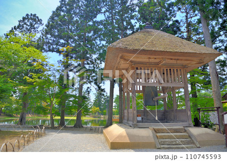 東北・平泉・毛越寺浄土庭園・常光堂の付近、順路を進むと出会える鐘楼堂・岩手県平泉町(2) 東北・平泉・毛越寺浄土庭園・常光堂の付近、順路を進むと出会える鐘楼堂・岩手県平泉町(2) 110745593