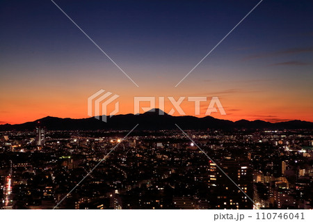 世田谷区三軒茶屋にあるキャロットタワーからの夕景 110746041