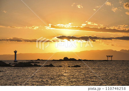 【神奈川県】森戸海岸に沈む夕陽 110746258