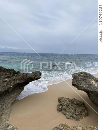 沖縄県南城市、久高島の最北端、ハビャーン(カベール岬)、東シナ海、パワースポット 110746288
