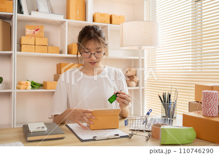 Packing box, Pack Products Into Postal Boxes To Deliver to customers, Sell products online, Freelance working. 110746290