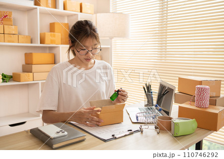 Packing box, Pack Products Into Postal Boxes To Deliver to customers, Sell products online, Freelance working. 110746292