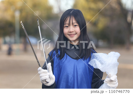ゴミ拾いする女の子 110746770