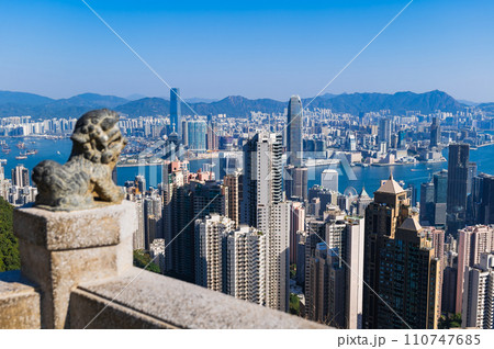 ビクトリアピークから眺める香港 110747685