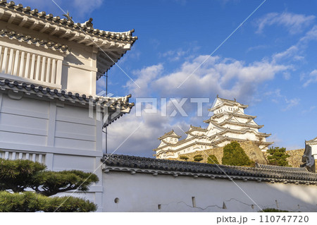 夕暮れの国宝姫路城 大天守と菱の門 兵庫県姫路市 夕暮れの国宝姫路城 大天守と菱の門 兵庫県姫路市 110747720