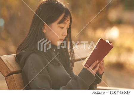 本を読む女の子 本を読む女の子 110748037