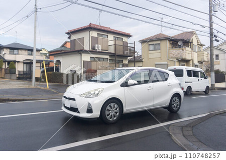 コンパクトカー　道路走行 110748257