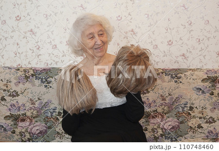 Senior woman with a wig hair, beauty details, hair concept 110748460
