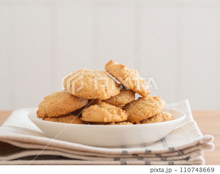 イタリアのお菓子、アマレッティ 110748669