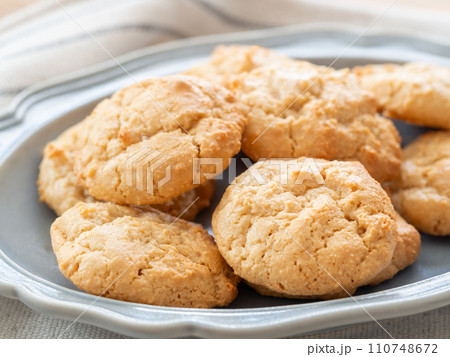 イタリアのお菓子、アマレッティ 110748672