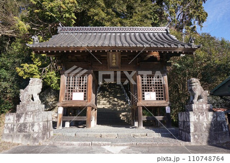 岡山県真庭市勝山にある喧嘩だんじりで知られる「高田神社」：随神門 110748764