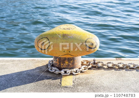 落書きされたハーバーランドの係船柱 兵庫県神戸市 落書きされたハーバーランドの係船柱 兵庫県神戸市 110748783