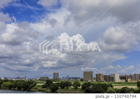 夏雲と都内 110748794