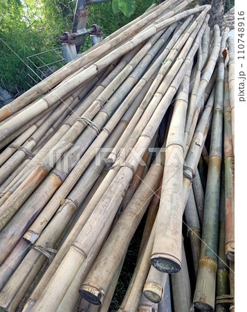 Stack of bamboo texture pattern background 110748916