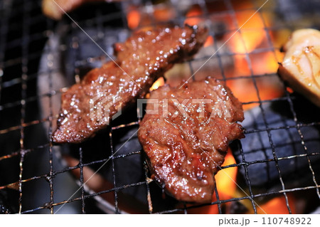 炭火で焼く焼肉 炭火で焼く焼肉 110748922