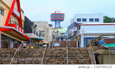 福井県東尋坊の土産店街と東尋坊タワー1 福井県東尋坊の土産店街と東尋坊タワー1 110749121