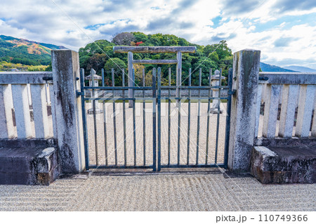奈良県天理市 第十代崇神天皇 山辺道勾岡上陵 奈良県天理市 第十代崇神天皇 山辺道勾岡上陵 110749366