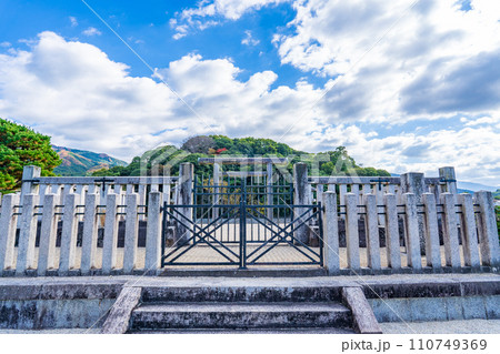 奈良県天理市　第十代崇神天皇　山辺道勾岡上陵 110749369